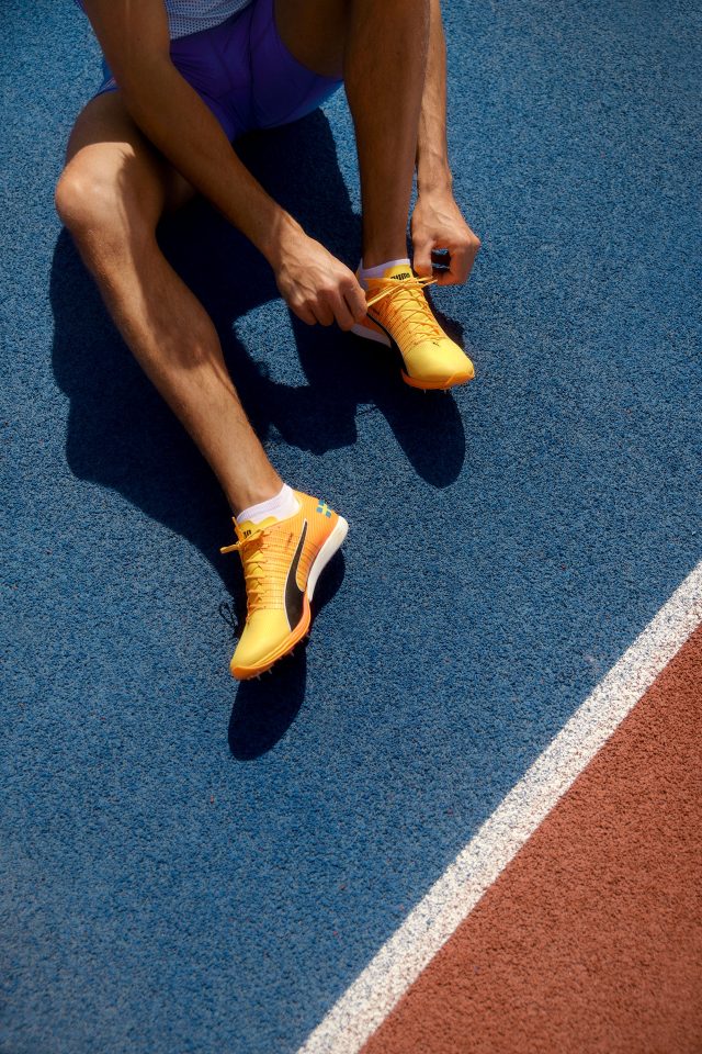 a person tying his shoes