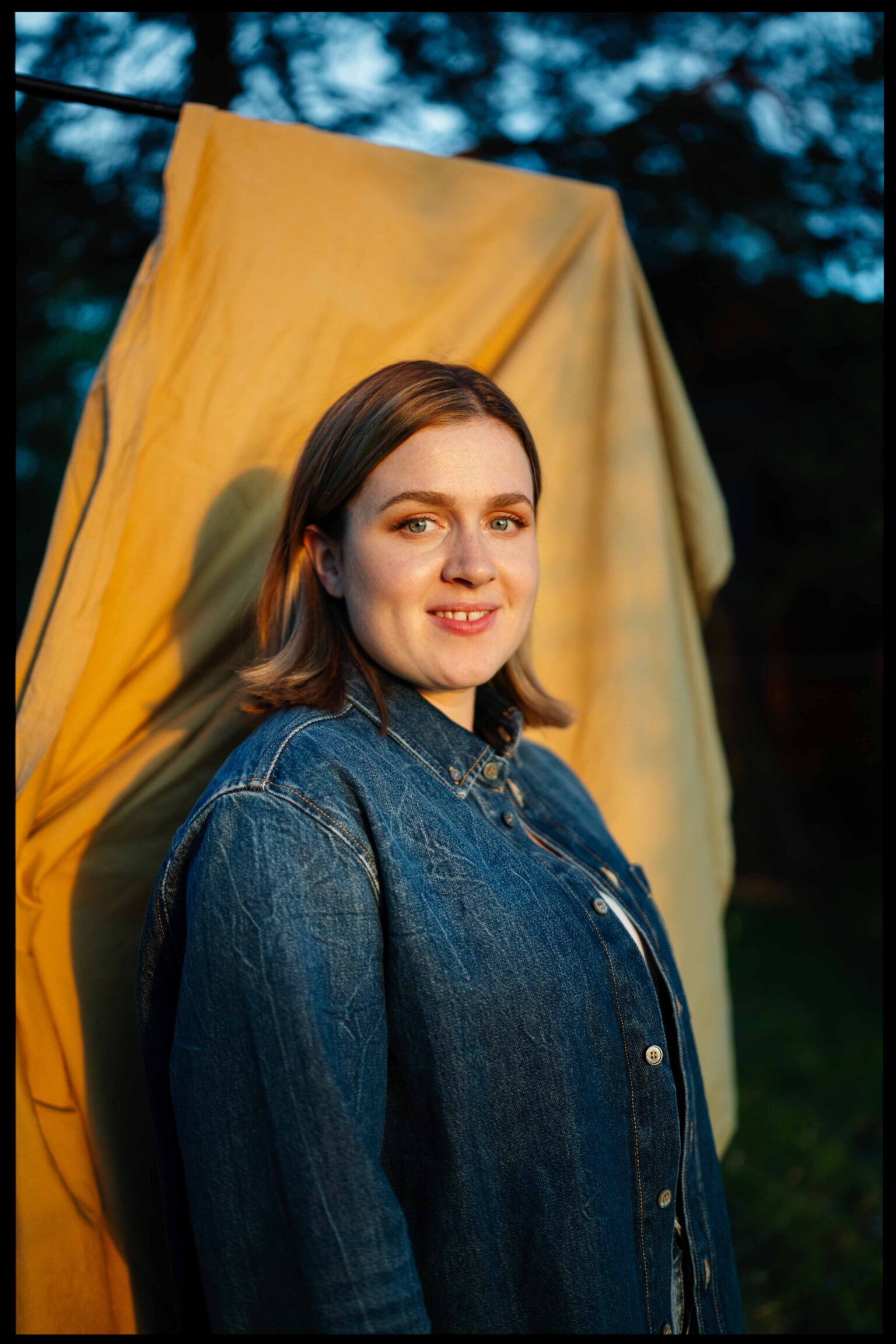 Porträtt på Amy Deasismont fotat på musikvideoinspelning till förmån för organisationen Min stora dag.