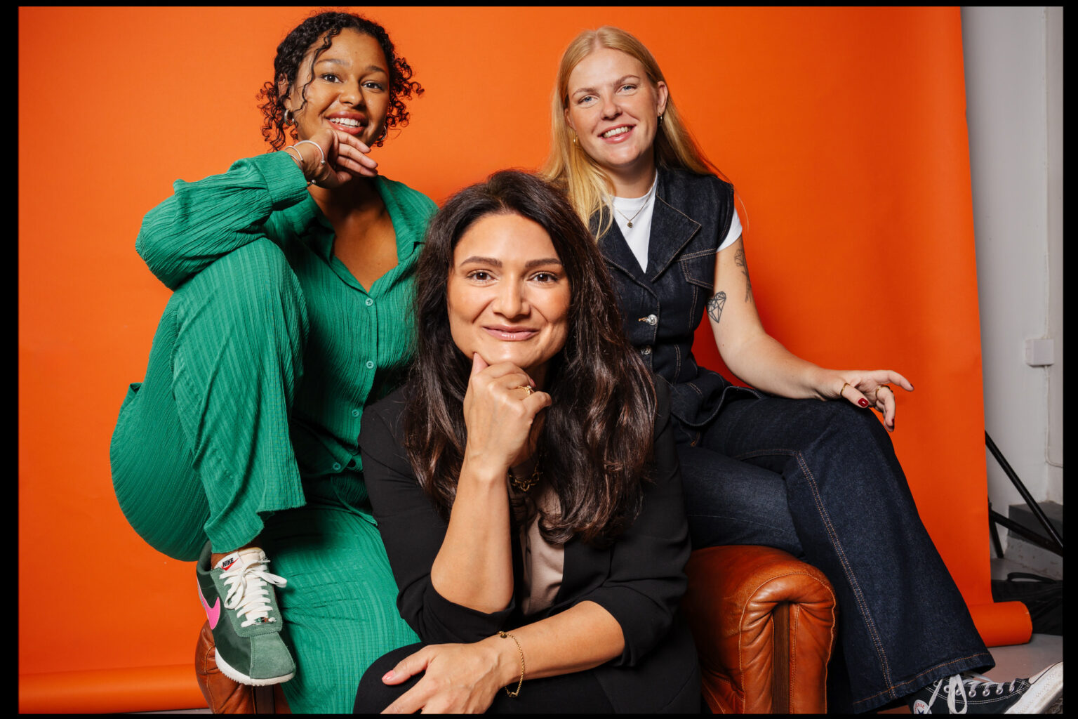 Gruppbild på jämställdhetskonsulterna Make Equal, Aygul Kabaca, Isatou Svenungsson, Alva Karlsson,