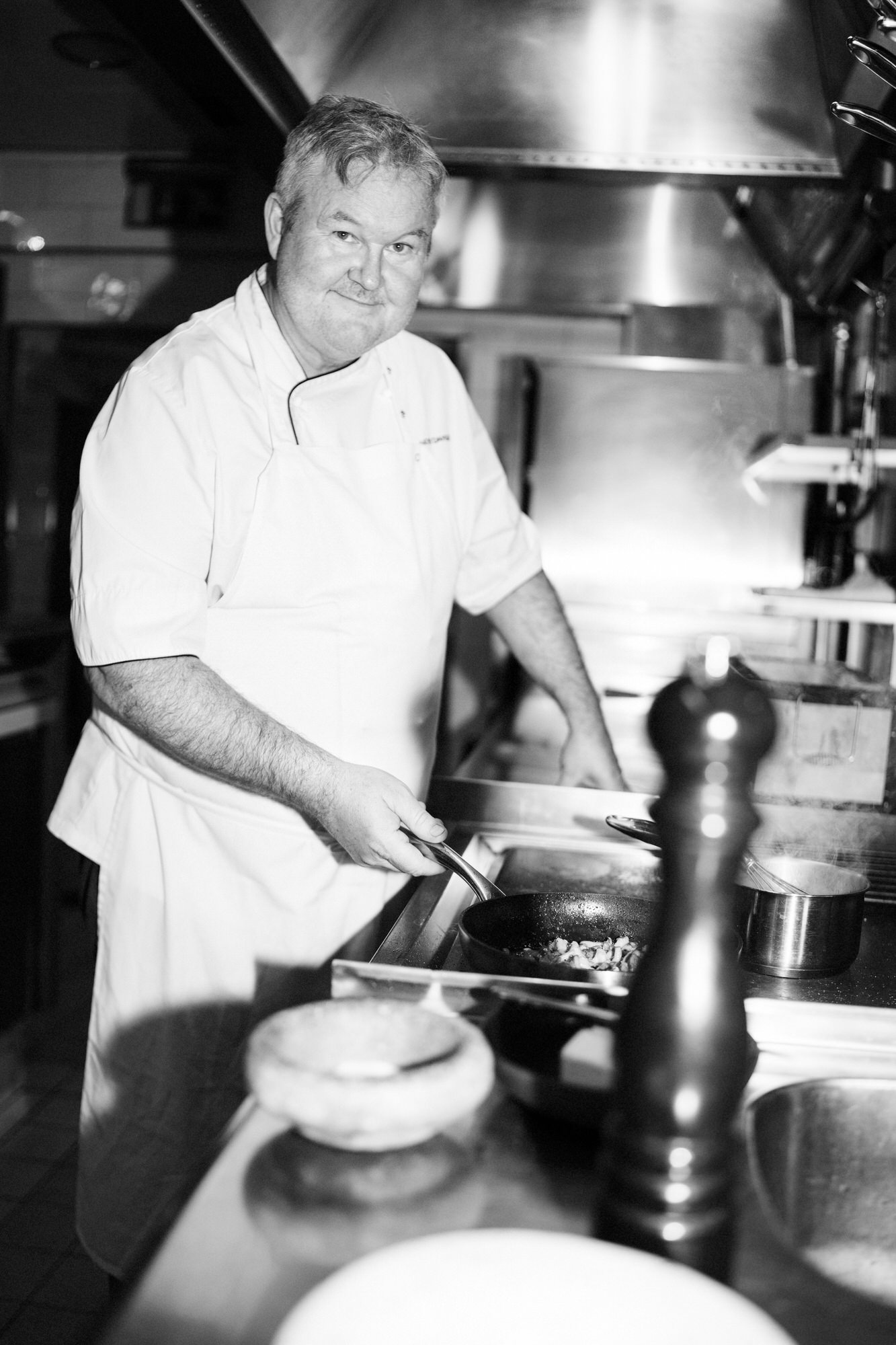 Mathias Dahlgrens designsamarbete med Morakniv och deras steak knife i masurbjörk.