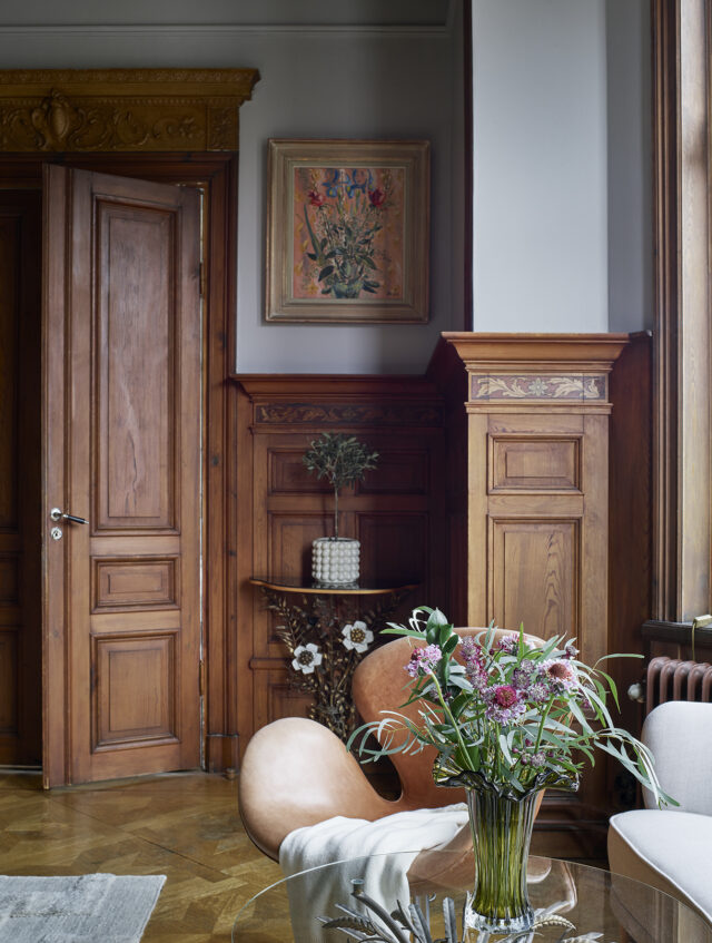 a room with a vase of flowers