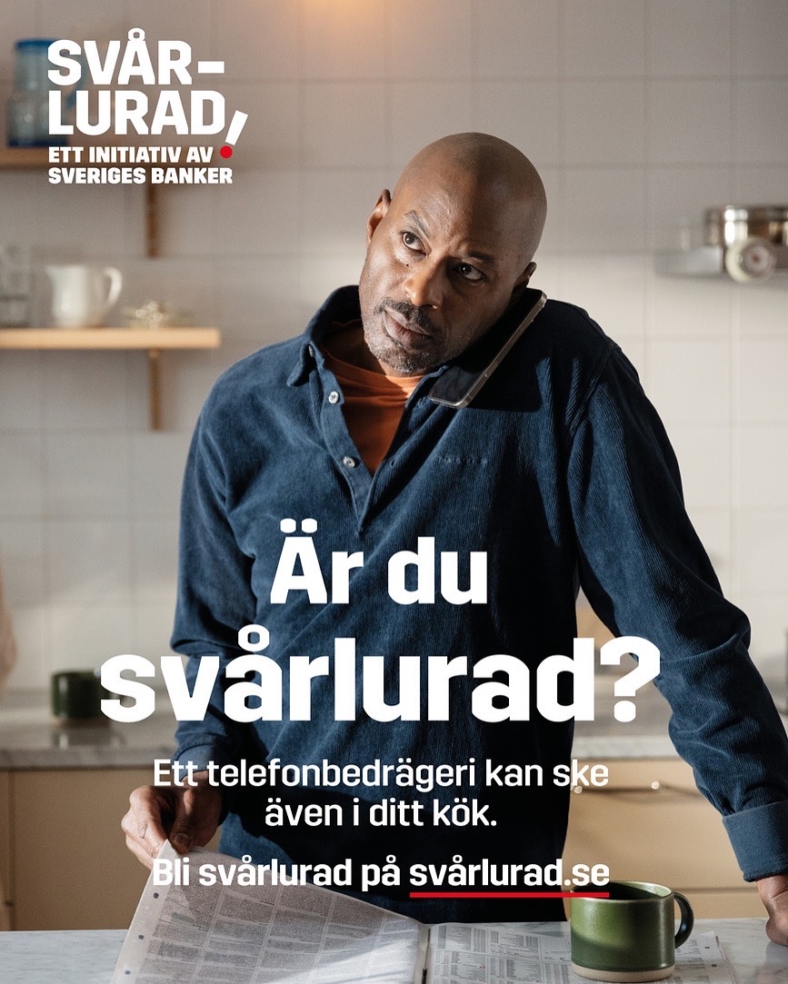Man on phone in kitchen, text "Svårlurad?" (Hard to trick?)